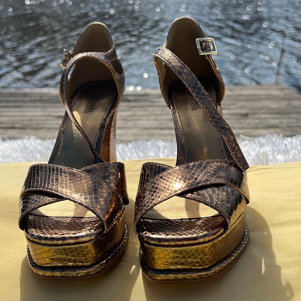 Michael Kors size 7. Brand new. Amazing gold color. Confort. Perfect Condition